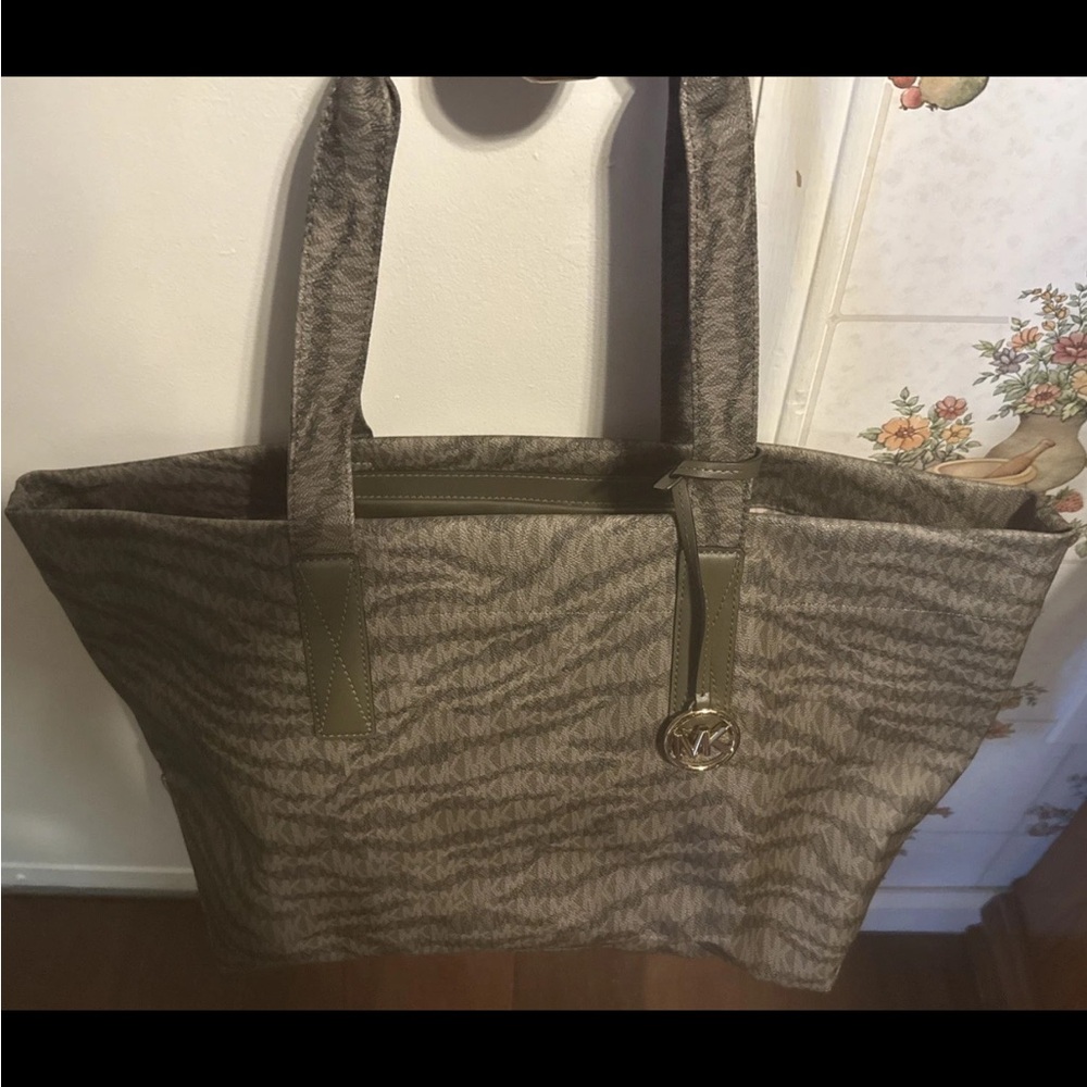 Michael Kors Large Signature Animal Tote Bag NWOT Olive Green